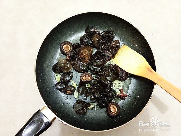 香菇烧素鸡的步骤