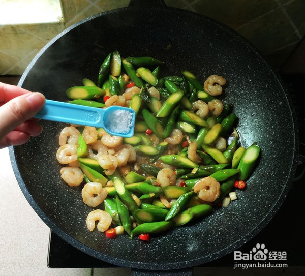 芦笋炒虾球的制作方法