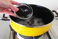 饮食妙招，赶走更年期症状——五味子桂圆粥