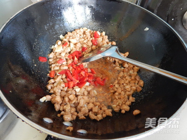 酱黄瓜肉丁拌荞麦面