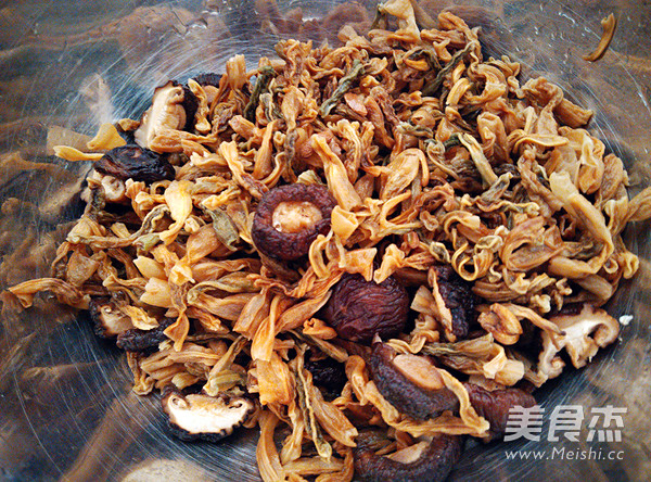 香菇豆干煲仔饭
