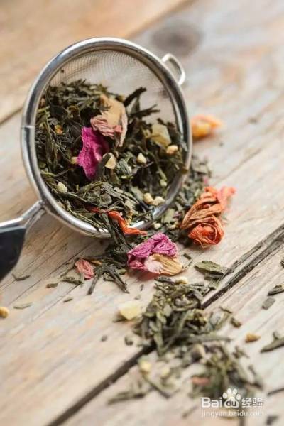 她把这个丢进花盆,植物不发黄不干枯多养好几年