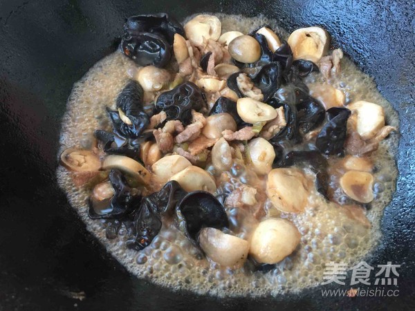 草菇炒木耳的做法