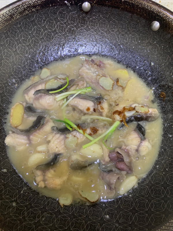 姜葱蒜子白汁焖海鳗