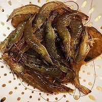 在家制作美味的鲜虾橙汁沙拉