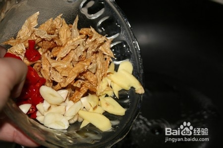 辣椒熏豆炒腊肠