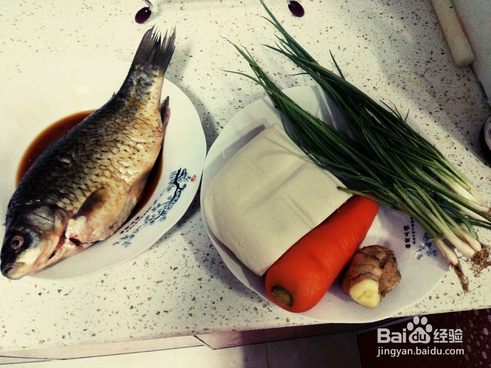 胡萝卜丝煮鲫鱼