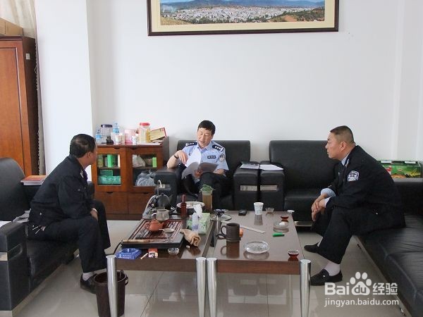 驾车遇到交警时,拒绝出示驾驶证,有啥后果?