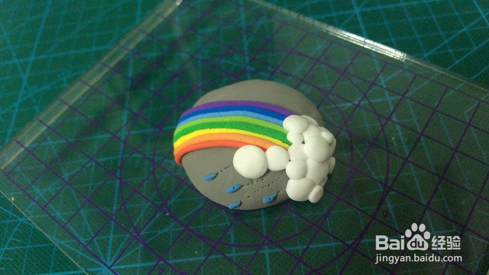 用粘土制作彩虹徽章