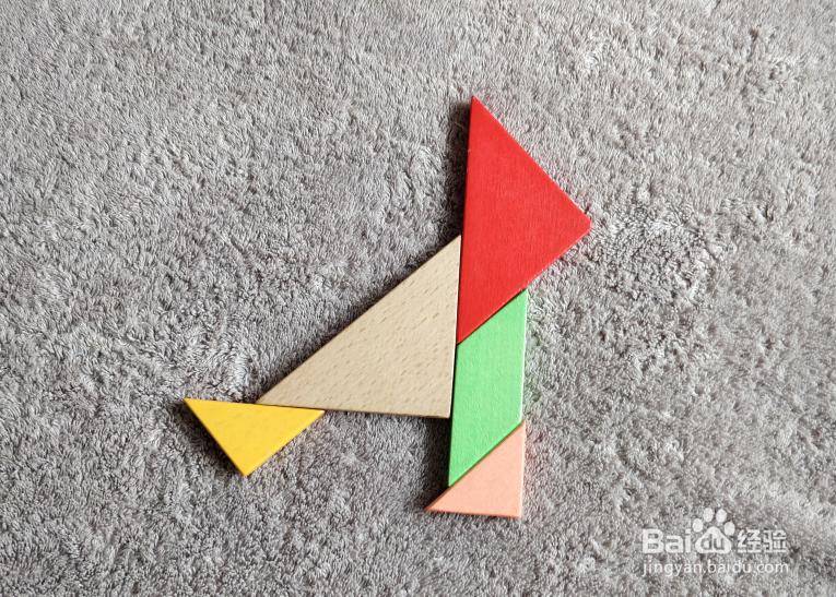 示范动作的教官用七巧板怎么拼？