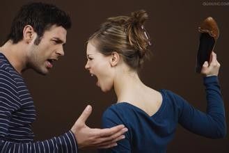 情侣之间发生争吵，男友该怎么做？