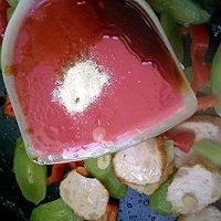 如何制作美味的莴笋炒肉饼