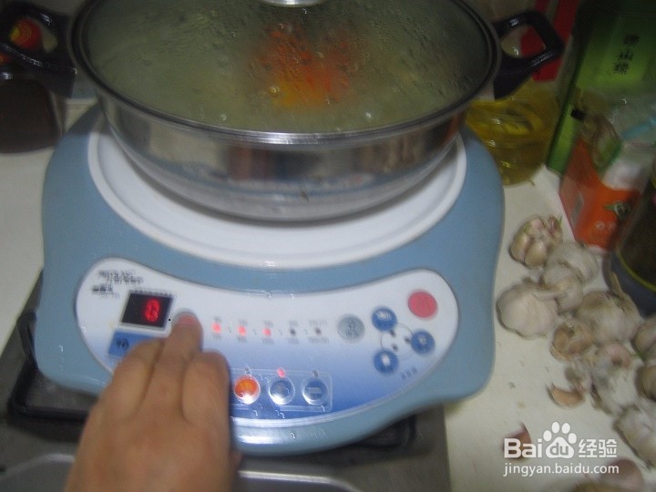 老年人怎样用小西红柿焖鸡块