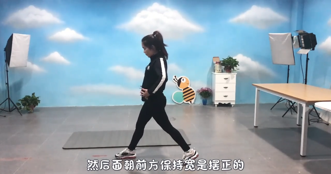 如何练习箭步蹲？