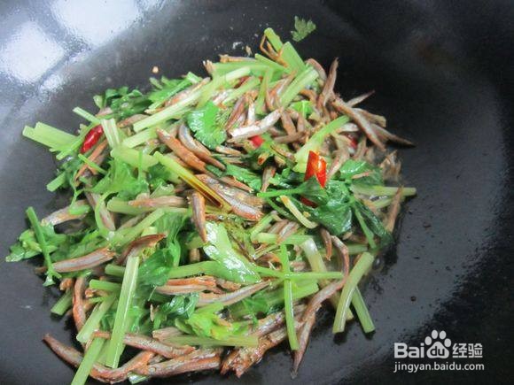 毛芹炒小青鱼的做法