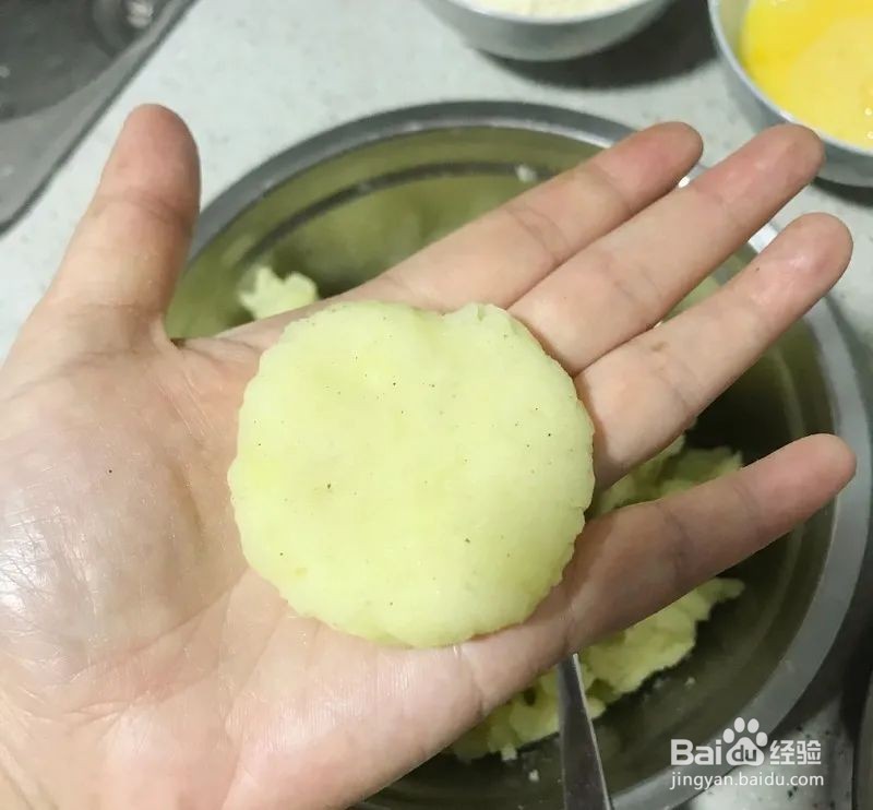 面包糠香酥薯饼