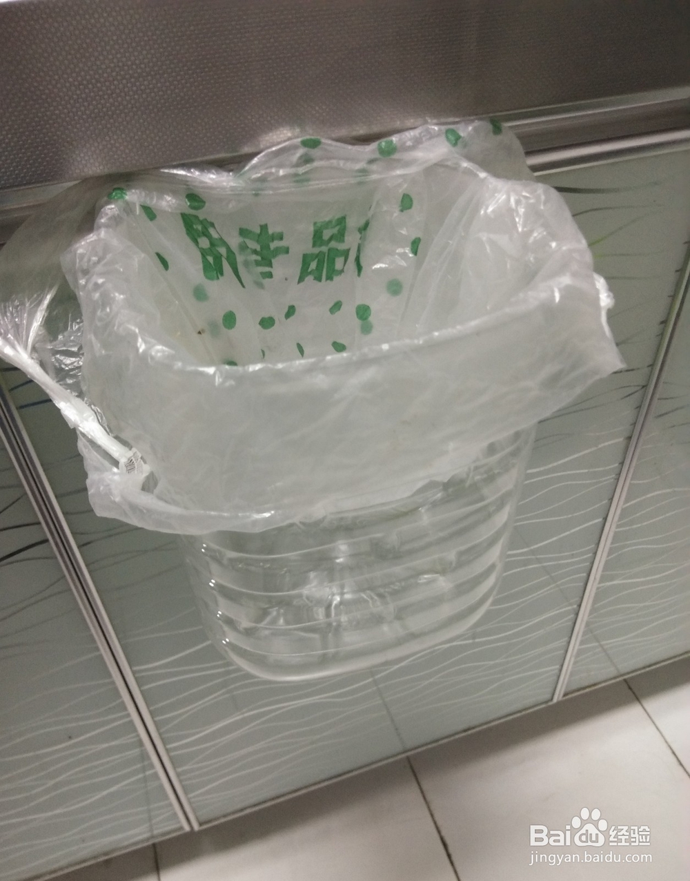 家庭小妙招-可挂厨房柜门垃圾桶的制作方法