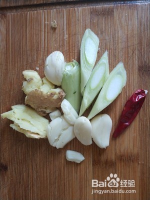 养生食补家常三黄鸡闷笋的做法