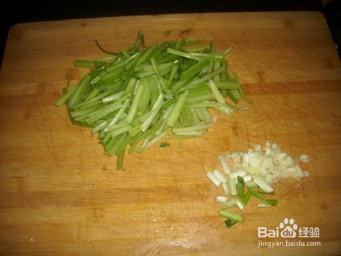 芹菜炒鸡肉的做法