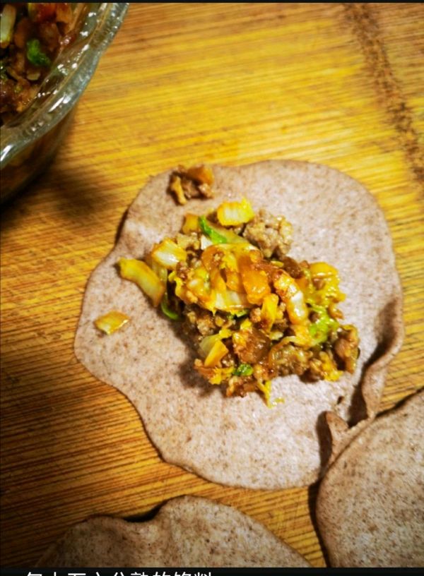 黑全麦白菜猪肉包