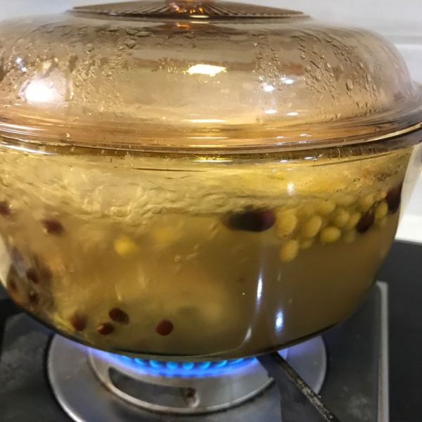 五谷猪蹄莲藕汤