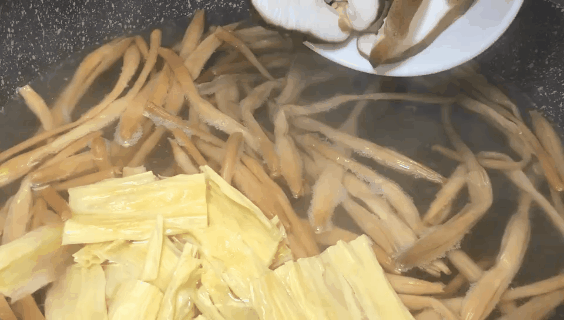 黄花菜香菇炒白菜的做法