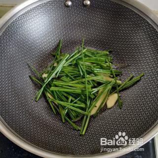 如何在家就能简单制作一份油焖大虾呢?