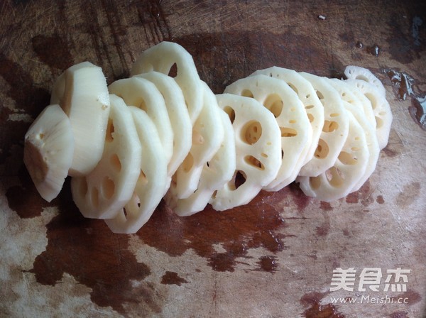 莲藕排骨汤的做法