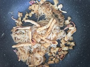 瑶柱鱿鱼干炒粉丝的做法