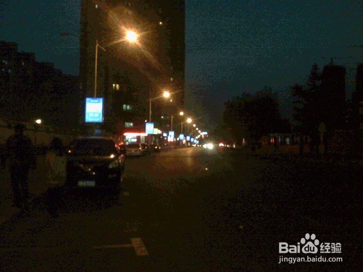 老年人则样用手机在夜间抓拍行驶的车辆画面