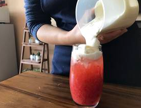 芝士草莓饮品的做法