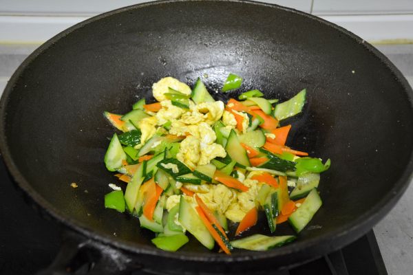 鸡蛋炒辣椒黄瓜
