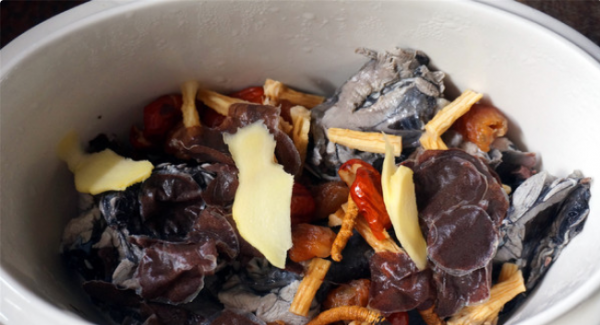 冬虫夏草滋补乌鸡汤