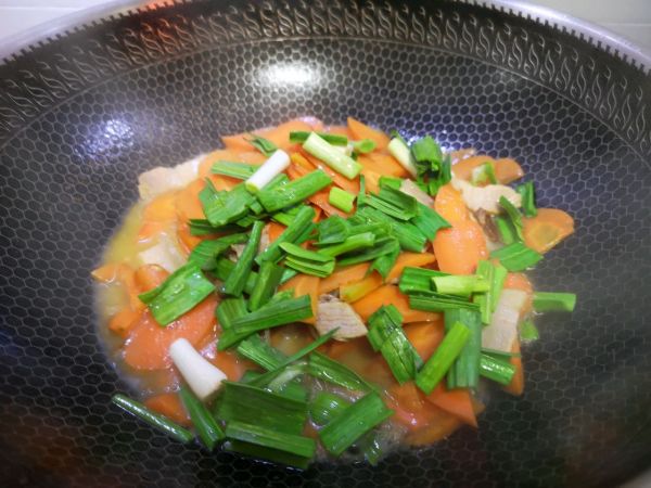 五花肉炒胡萝卜片