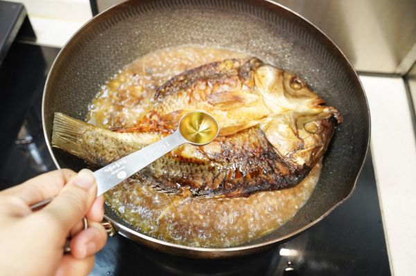 豉油焖烧鲫鱼干