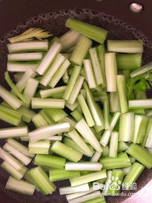 食补养生爽脆咸香的芹菜炒肉的做法