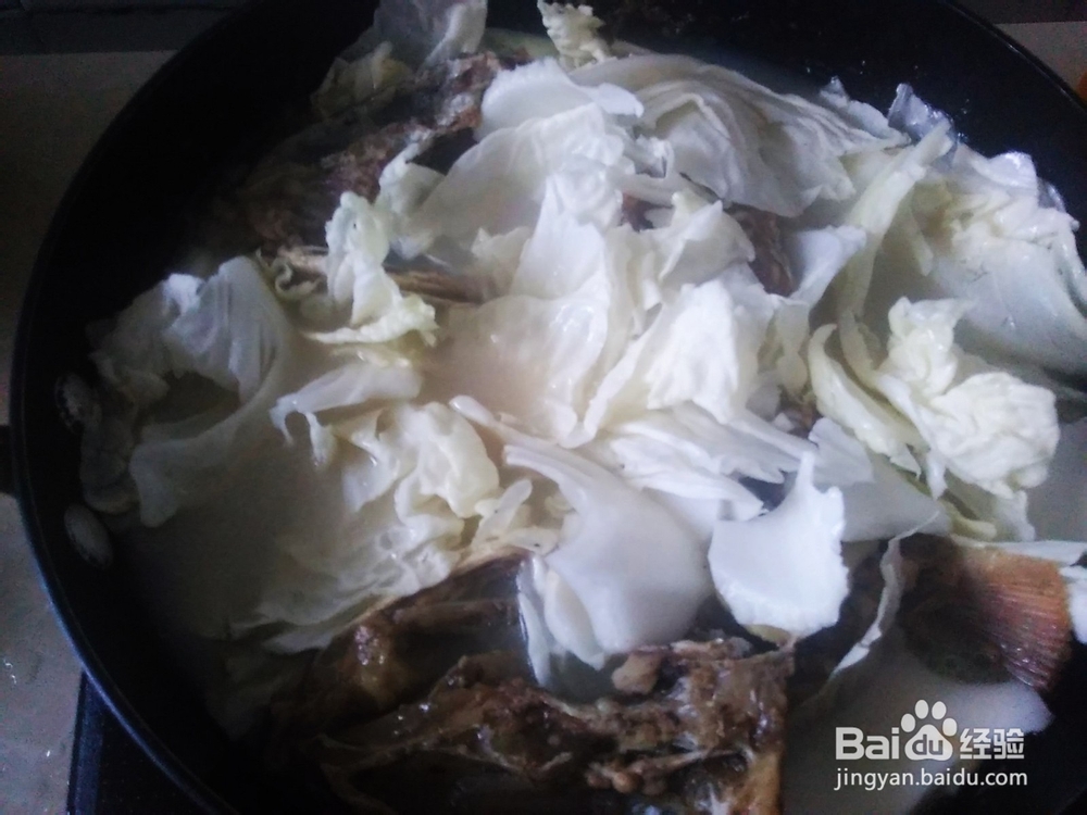 鱼头滚娃娃菜汤的做法