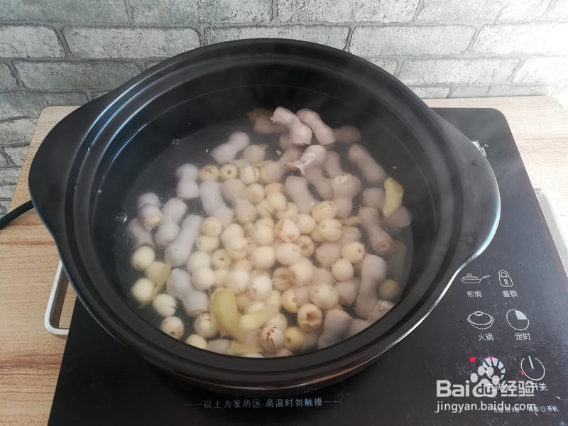 粉肠莲子汤的做法