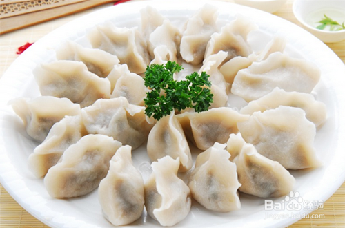 煮水饺不破皮秘诀,只要水烧开前加些这个就可以
