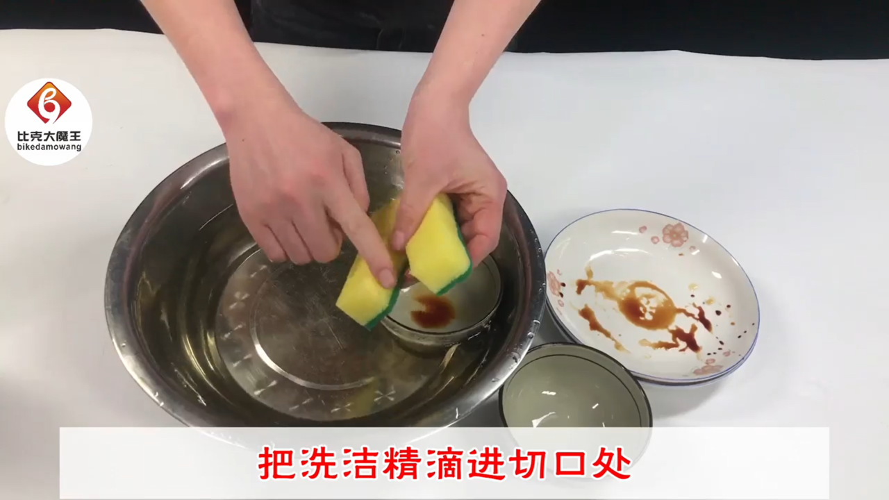 才知道海绵擦上剪一刀，洗碗速度快一倍