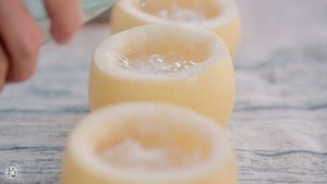 怎么做银耳炖梨盅？银耳炖梨盅的做法