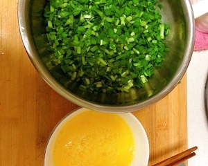 教你做韭菜盒子。