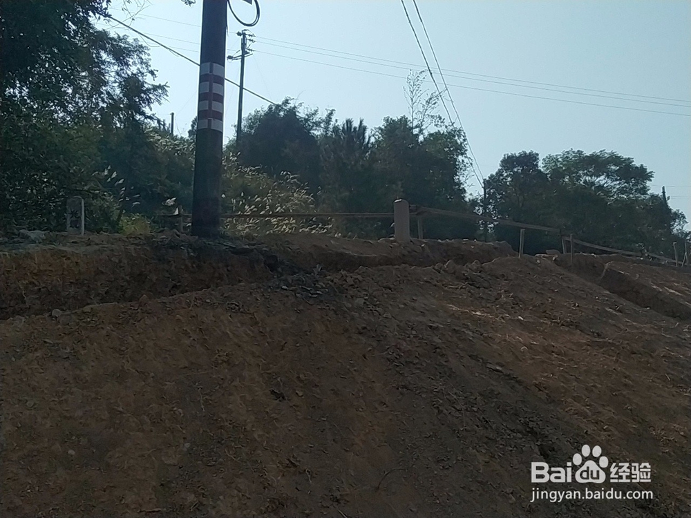 在铁路线路旁施工如何确保行车安全？