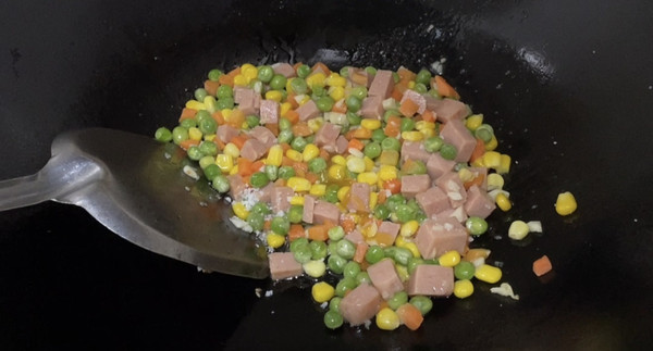 午餐肉炒时蔬粒