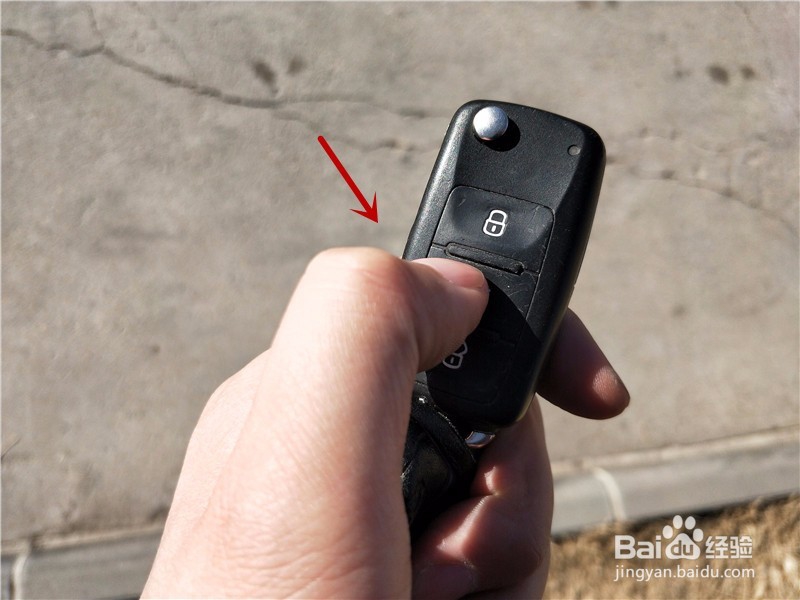 小轿车如何一键打开后备箱