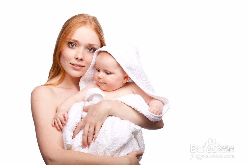 宝宝是多抱抱好,还是多躺躺好?到底该听谁的