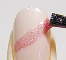 彩绘美甲如此制造，粉嫩您的指甲