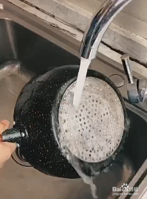 锅底的顽固污渍如何清理？