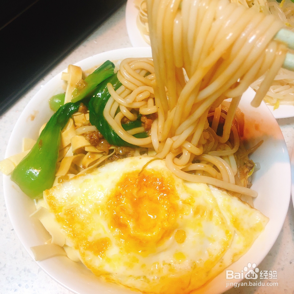 超级过瘾的肉酱煎蛋米线