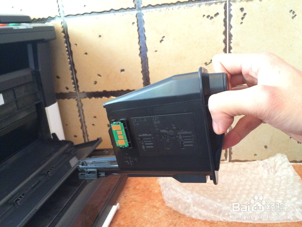 如何自己给激光打印机装粉盒